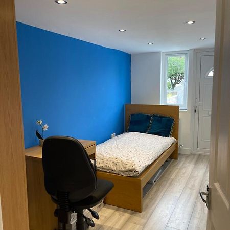 One Bedroom In Spacious Bungalow, Free Parking & Private Entrance Edinburgh Ngoại thất bức ảnh