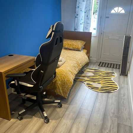One Bedroom In Spacious Bungalow, Free Parking & Private Entrance Edinburgh Ngoại thất bức ảnh