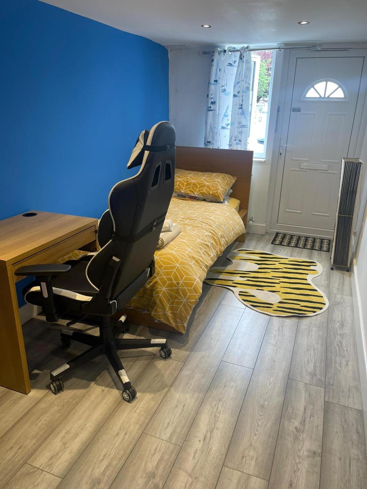 One Bedroom In Spacious Bungalow, Free Parking & Private Entrance Edinburgh Ngoại thất bức ảnh
